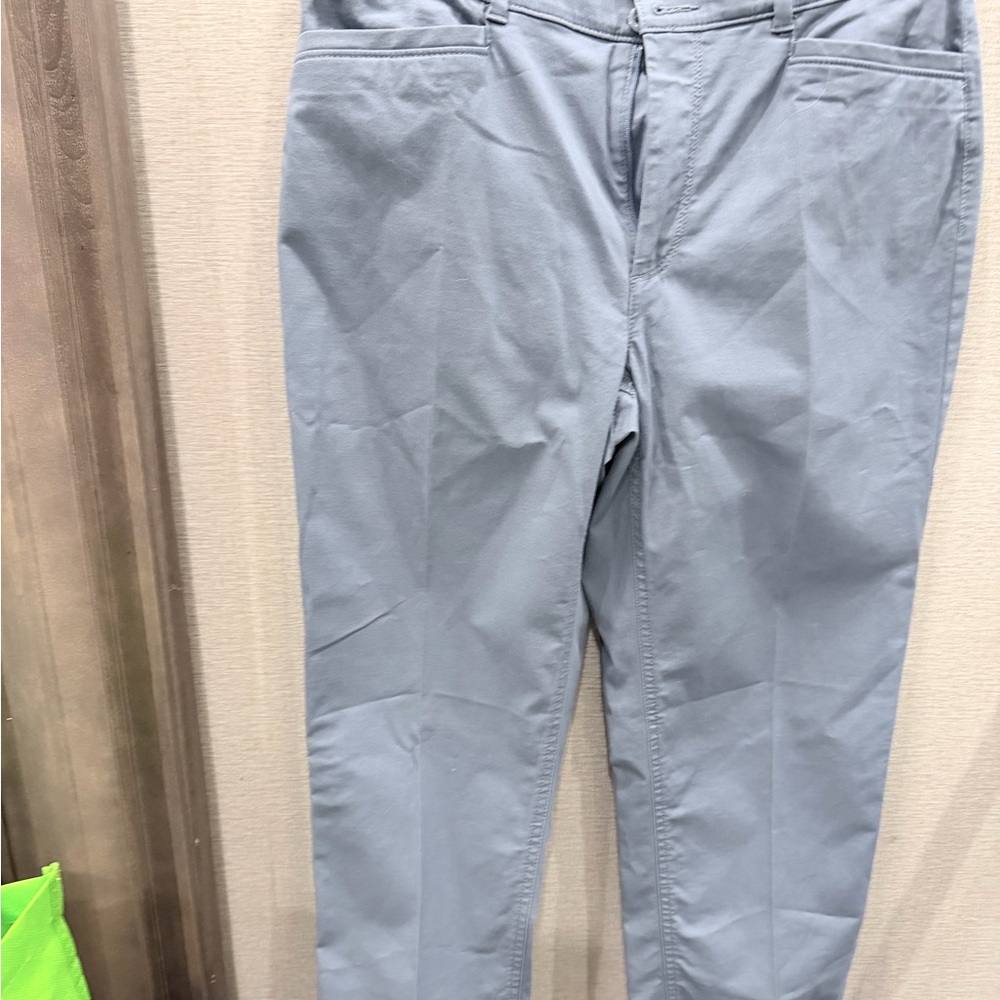 LOFT Women’s Light Gray curvy straight leg crop pants